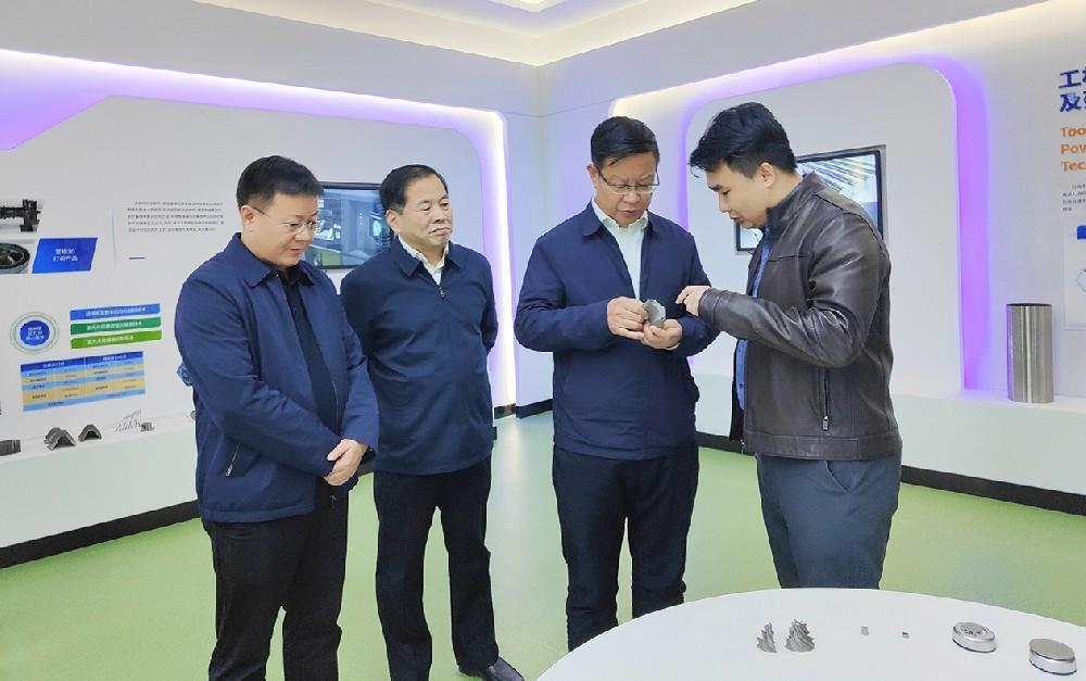 Bí thư Đảng ủy Tập đoàn, Tổng giám đốc Vương Đức Thành đến Trung tâm Mới Cơ giới (Zhongji Xincai) để điều tra và hướng dẫn