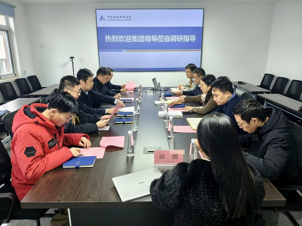 Một nhóm gồm Ủy viên Ban Thường vụ Đảng ủy Tập đoàn, Phó tổng giám đốc Mạnh Tường Vũ điều tra và nghiên cứu tại Trung tâm Mới Cơ giới (Zhongji Xincai)