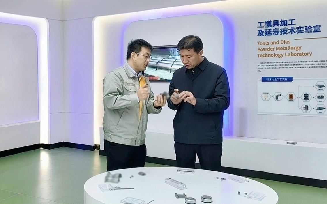 Bí thư Ủy ban Đảng của Khu phát triển Khoa học và Công nghệ Trung Châu Trương Đông Hoa đến Trung tâm Mới Cơ giới (Zhongji Xincai) để điều tra